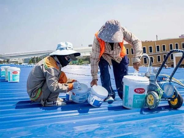 Thi công sơn trên mái tôn với Sơn KOVA KG01