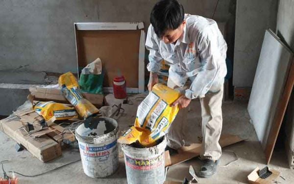 Trộn keo dán gạch Sika Tilebond GP