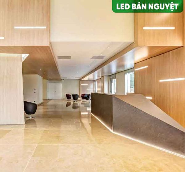 Đèn LED bán nguyệt Oval được sử dụng trong văn phòng