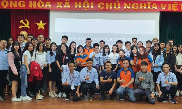 Giám đốc Vận hành GHN chia sẻ tại buổi hội thảo Decode The Matrix do CLB Logistics Đại học Ngoại thương tổ chức