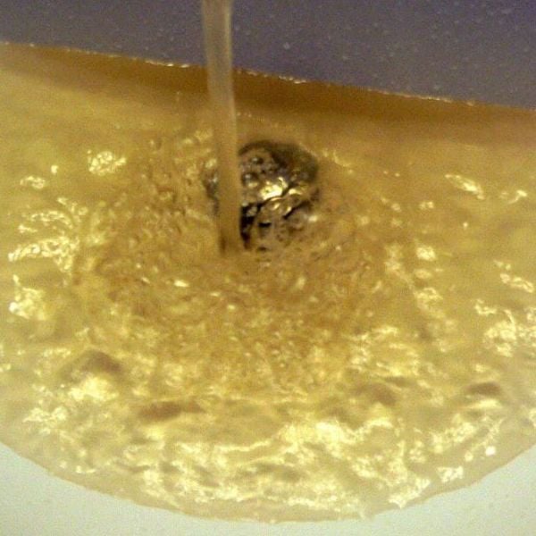 cách xử lý nước nhiễm sắt phèn ố vàng