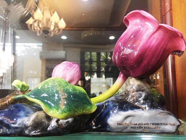 L'AMANT WAS GIVEN A PRESENTABLE GIFT BY THE PRIME MINISTER AT APEC 2017