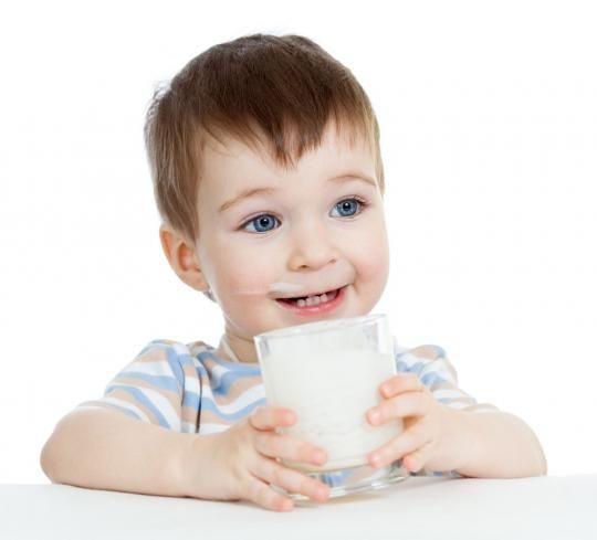 Khi nào bé có thể uống sữa tươi