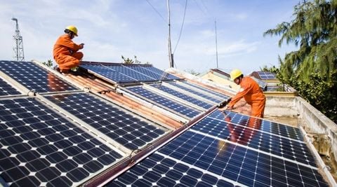 Cam kết hỗ trợ tối đa để phát triển điện mặt trời áp mái của EVN