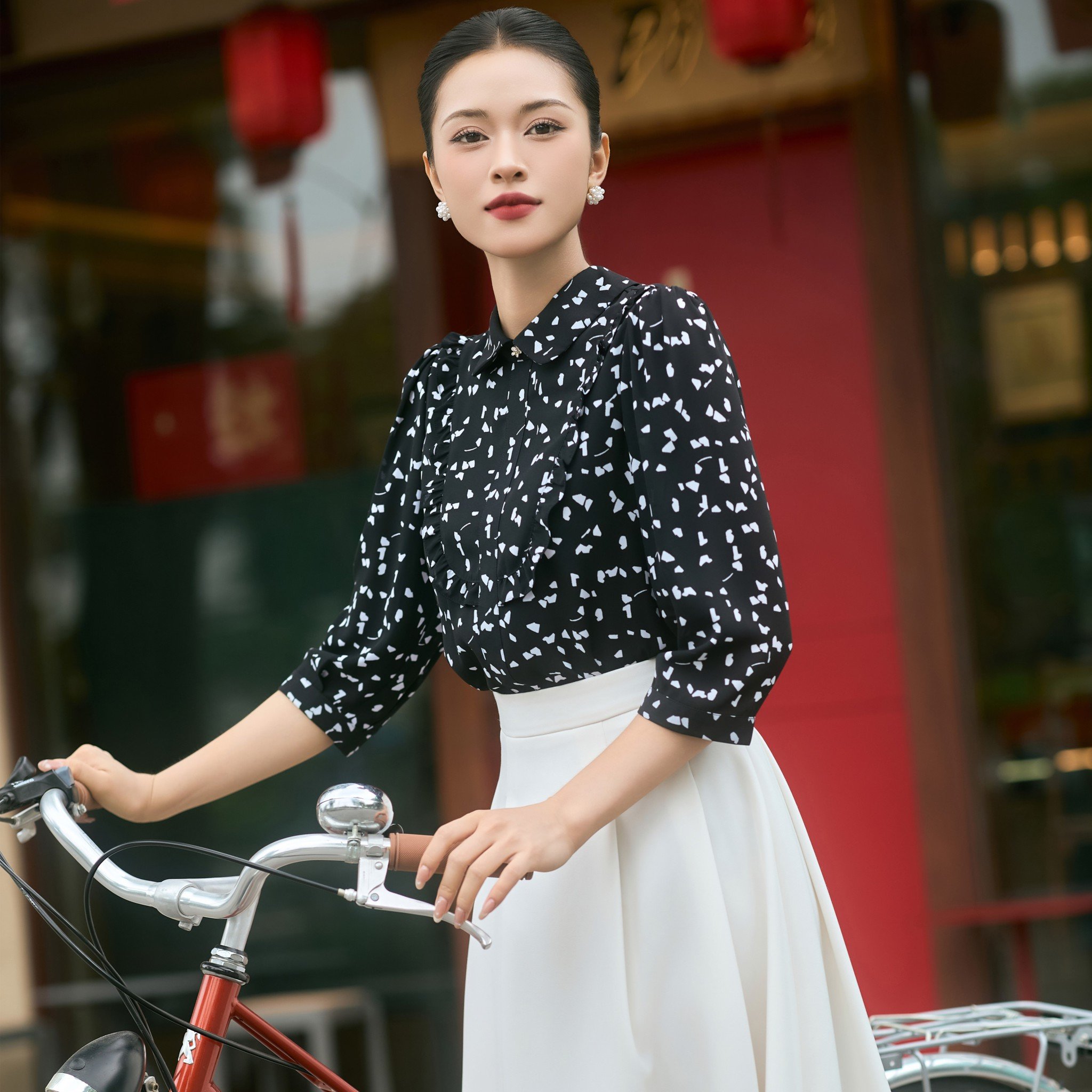 Bản giao hòa giữa sắc hoa và thanh lịch hiện đại