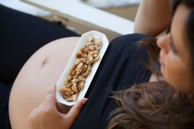Hạt óc chó có tốt cho bà bầu? Tại sao hạt óc chó bị đắng?