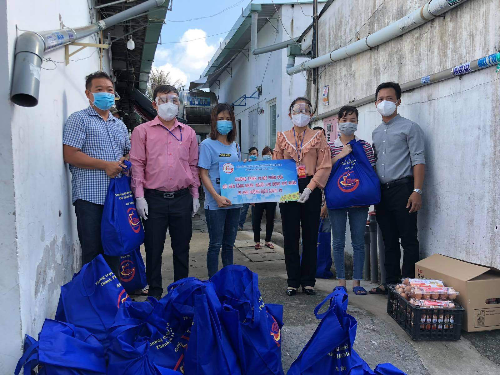 200 PHẦN QUÀ HẠT DINH DƯỠNG FAMINUTS GỬI ĐẾN NHỮNG NGƯỜI GẶP KHÓ KHĂN DO COVID-19