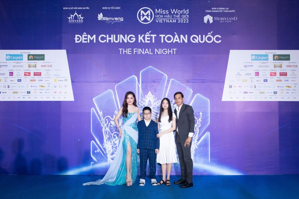 hình ảnh của CEO Hoàng Thanh Nga tại sự kiện đêm chung kết Miss World Việt Nam 2022