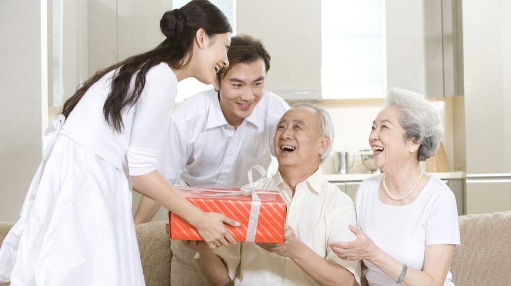 Lưu ngay 7 món quà tặng Bố Mẹ ý nghĩa thiết thực nhất gửi trọn tình yêu đong đầy