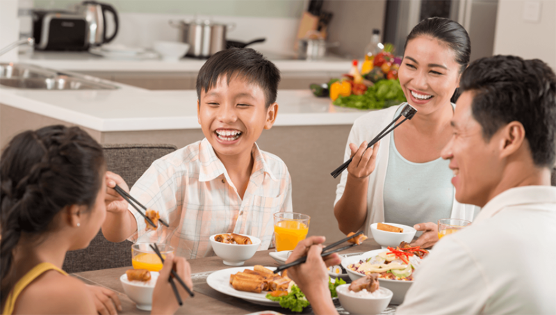 Phong cách chụp ảnh 5 người trên bàn ăn vui nhộn rộn ràng