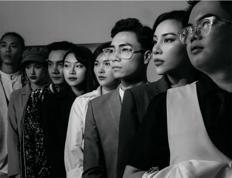 Ảnh nhóm thể hiện sự nghiêm túc của một tập thể bạn bè.