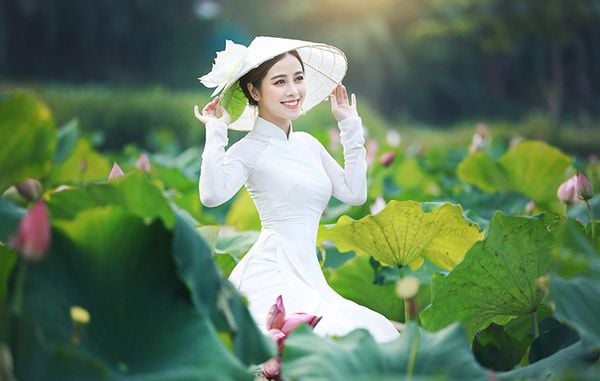 Hãy trải nghiệm những tư thế độc đáo khi chụp ảnh với hoa sen trắng, từ đó thể hiện được sự thăng hoa và sống động của nét đẹp Việt Nam. Bấm vào hình ảnh để khám phá những tư thế độc đáo này.