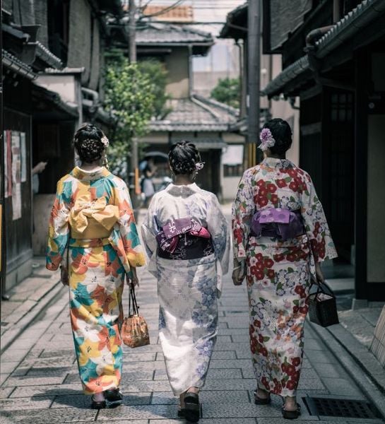 Hanbok: Một tà áo dài lộng lẫy, tôn lên vẻ đẹp kiêu sa của người Hàn Quốc. Hãy thưởng thức hình ảnh về những trang phục truyền thống này để khám phá sự độc đáo và sắc sảo của nền văn hóa Hàn Quốc.