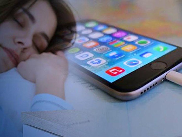 Có nên sạc iPhone qua đêm hay không?