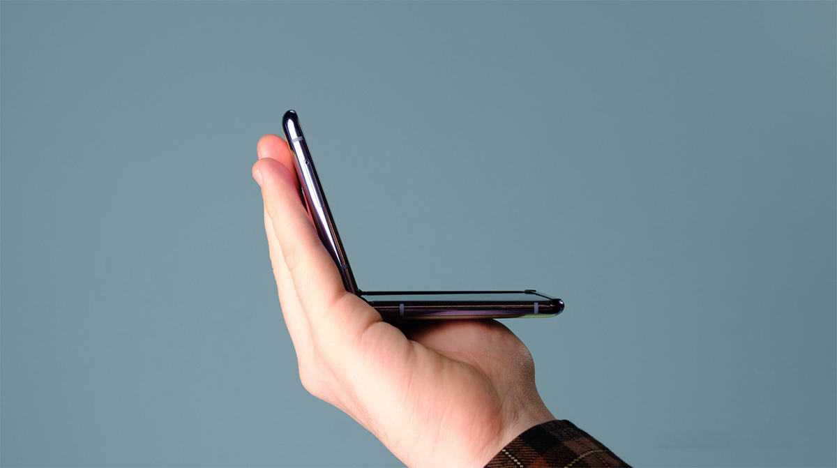 Cận cảnh Samsung Galaxy Z Flip có thiết kế gập gọn trong lòng bàn tay