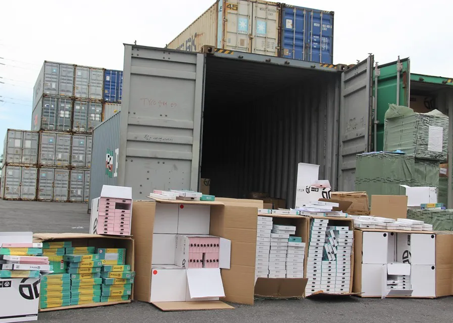Bắt container chứa hàng nghìn phụ kiện điện thoại Trung Quốc giả xuất xứ Việt Nam