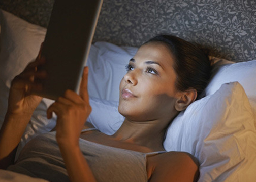 4 cách bảo vệ mắt khi sử dụng điện thoại vào ban đêm
