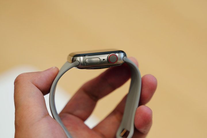Apple Watch Series 5 phiên bản Titanium