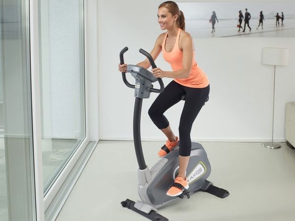 Có nên lựa chọn mua xe đạp tập thể dục tại nhà? Liệu máy có mang lại hiệu quả cao bằng đạp xe ngoài trời?