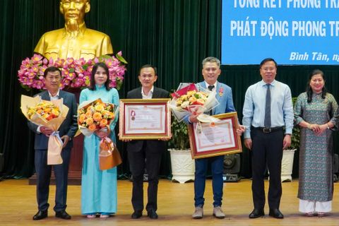 Qui Phúc nhận Huân chương Lao động hạng Ba cho Công ty và cá nhân TGĐ - Nội Ngoại Thất Inox Nhựa - Qui Phúc - quiphuc.com