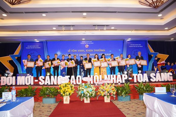 Qui Phúc được UBND TPHCM tặng bằng khen nhân ngày Doanh nhân Việt Nam