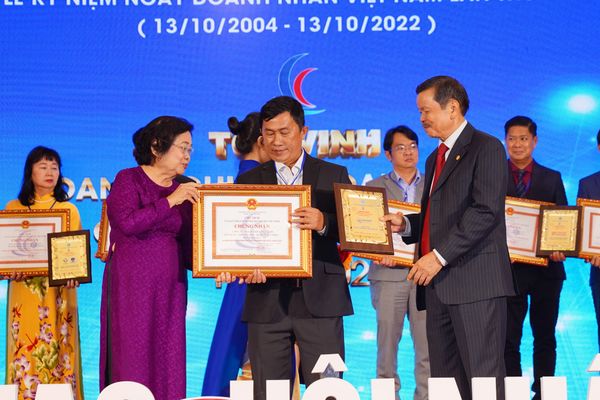 Qui Phúc được UBND TPHCM tặng bằng khen nhân ngày Doanh nhân Việt Nam