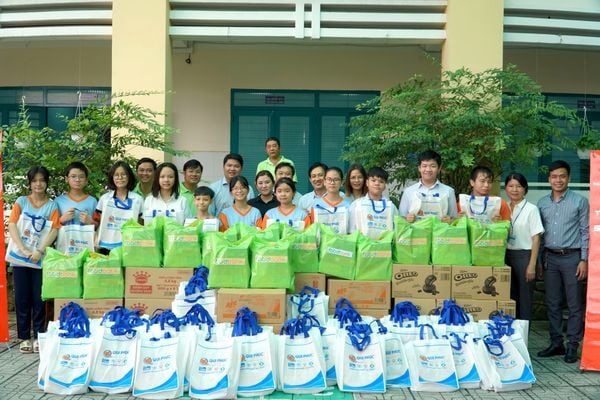 Qui Phúc trao quà học sinh Trường Chuyên Biệt Bình Tân TPHCM
