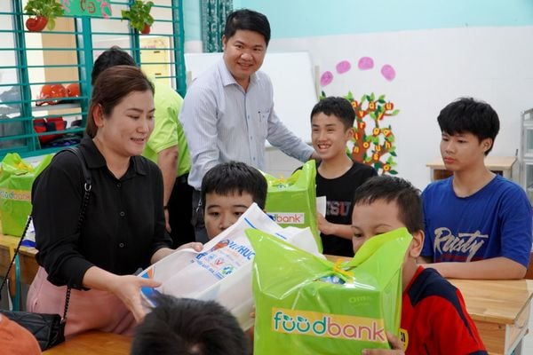 Qui Phúc trao quà học sinh Trường Chuyên Biệt Bình Tân TPHCM