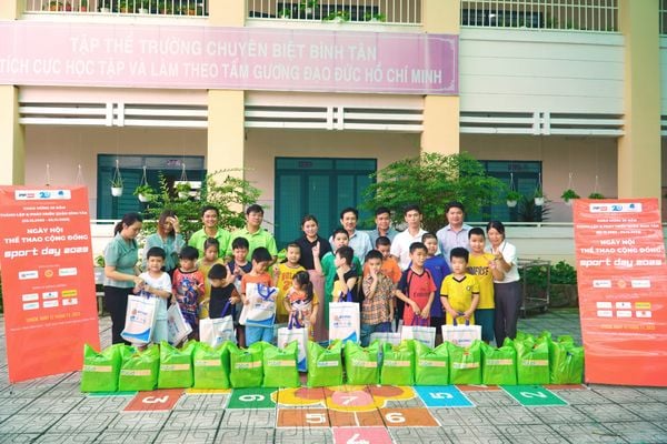 Qui Phúc trao quà học sinh Trường Chuyên Biệt Bình Tân TPHCM