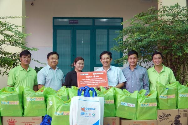 Qui Phúc trao quà học sinh Trường Chuyên Biệt Bình Tân TPHCM