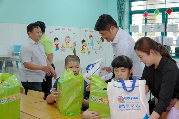 Qui Phúc trao quà học sinh Trường Chuyên Biệt Bình Tân TPHCM