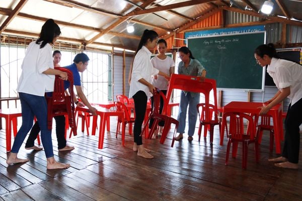Qui Phúc mang nội thất đến với lớp học tình thương làng bè hồ Trị An