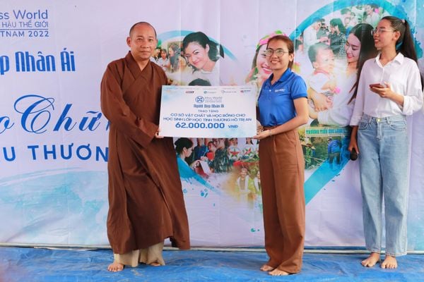 Qui Phúc mang nội thất đến với lớp học tình thương làng bè hồ Trị An