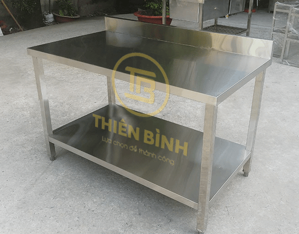 ban-inox-co-1-gia-phang-duoi-va-thanh-sau-duoc-san-xuat-ti-mi