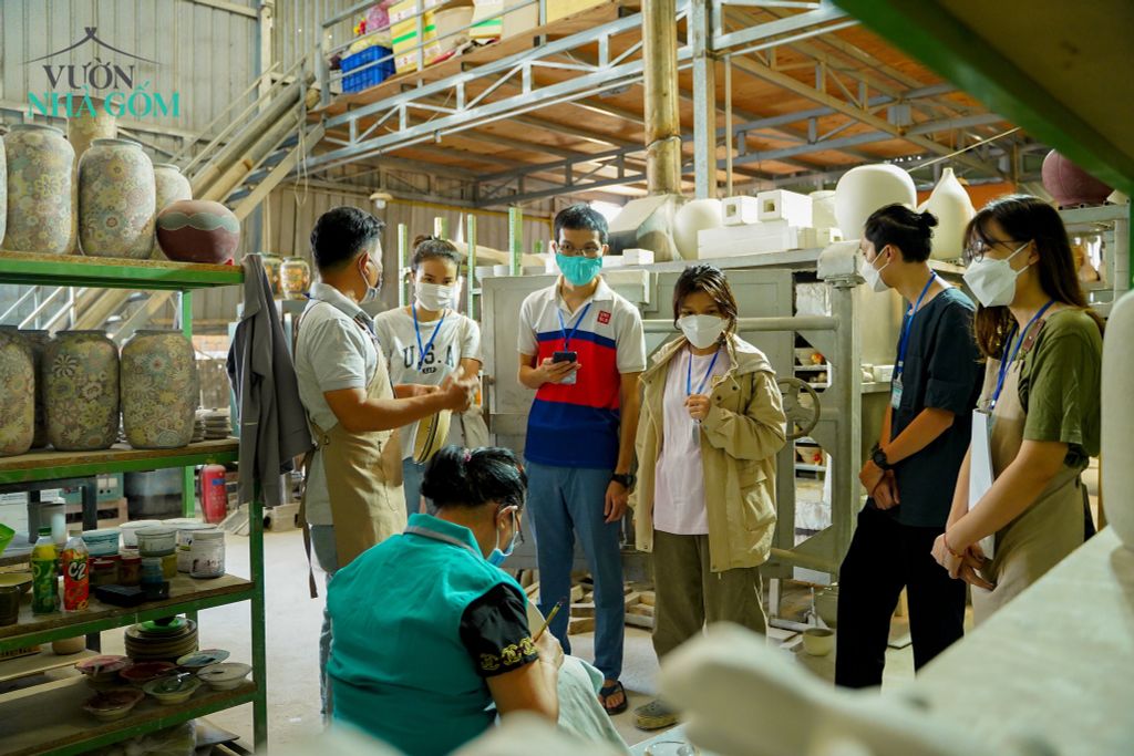 Đến với mỗi buổi workshop làm gốm tại Vườn, trước khi tham gia trải nghiệm, học viên sẽ được tham quan một vòng xưởng gốm Thủ Biên (Thuộc Vườn Nhà Gốm)