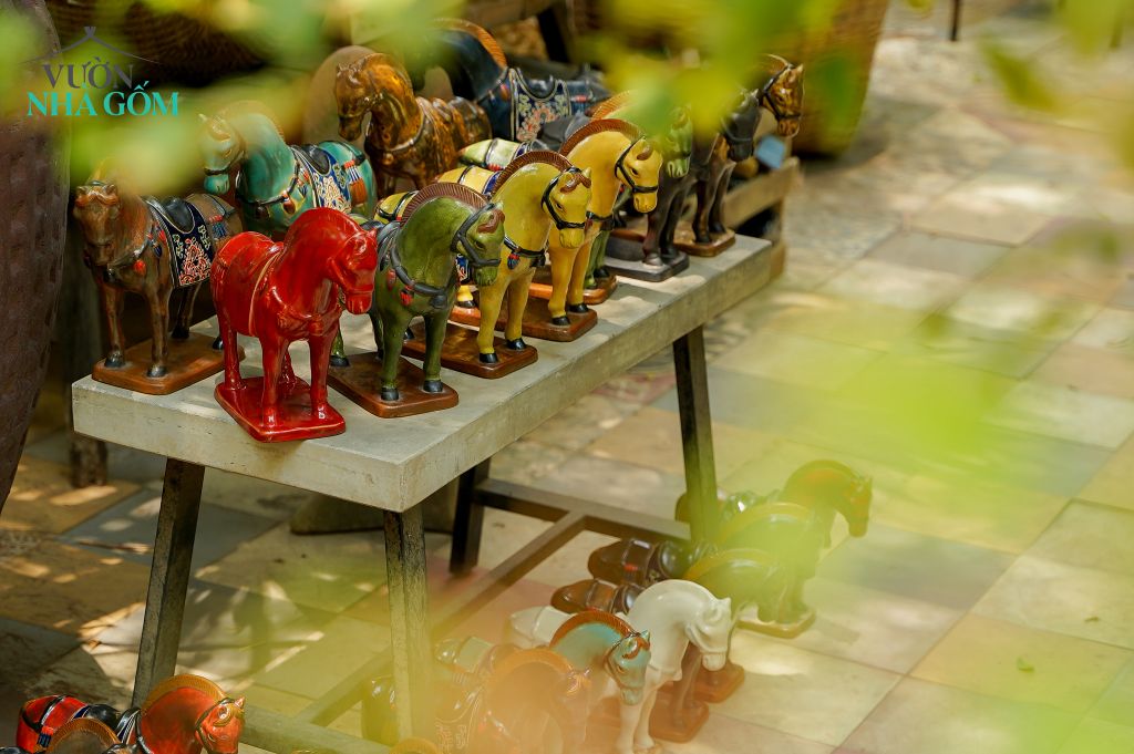 Ngựa gốm mỹ nghệ chạm khắc thủ công tinh xảo - Sản phẩm Vườn Nhà Gốm tâm huyết nghiên cứu và phát triển