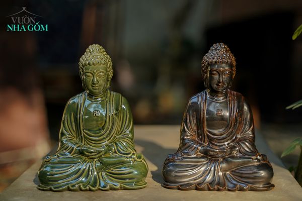 Tượng Phật A Di Đà triện Thủ Biên, lần đầu tiên được tạo hình chi tiết tỉ mỉ trên chất liệu gốm. Mỗi tác phẩm là Duy Nhất cho khách hàng hữu duyên
