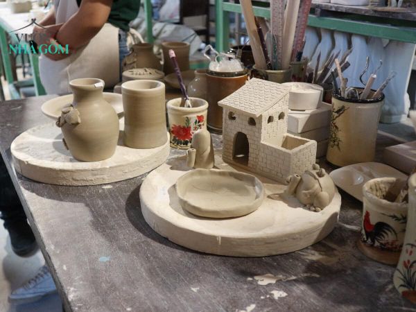 Nhật Ký Học Làm Gốm Dài Hạn | Ngày thứ sáu học viên trang trí và hoàn thiện sản phẩm đã tạo hình