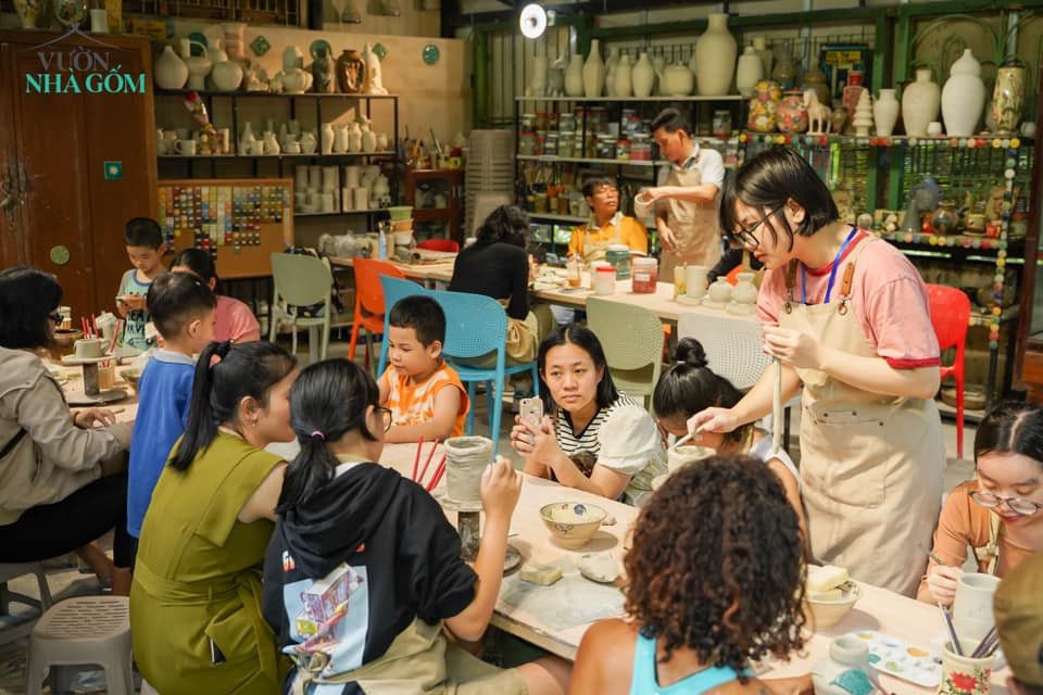 Tò Mò Trong Không Gian Vuonnhagom.studio - Trung Tâm Đào Tạo Nghề Gốm Thủ Công