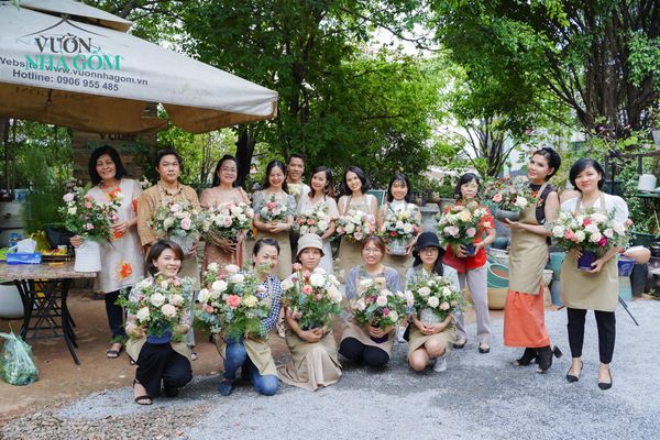 Workshop Gốm & Hoa: Roses - Blooming in the Summer - Hướng dẫn cắm hoa trong bình gốm