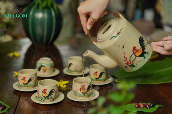 Gốm Xuân Ất Tỵ | Cô Yến Và Bộ Bình Trà Vẽ Gà, Mỗi Sản Phẩm Là Phiên Bản Duy Nhất Của Nét Cọ