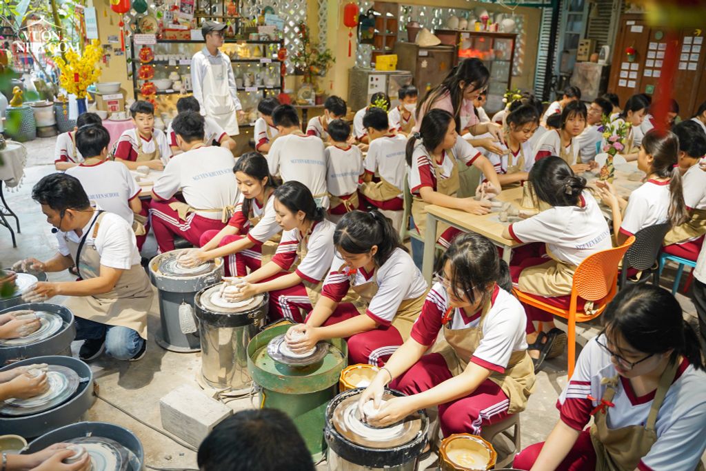 Bùng nổ thị giác vì ảnh nào cũng chật kín người tràn khung hình