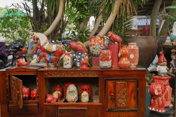 Con Đường Tủ Xưa - Góc Trưng Bày Gốm Mới Đầy Hoài Niệm Tại Vườn