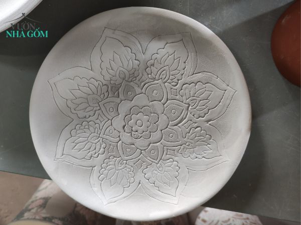 Nhật Ký Học Làm Gốm Dài Hạn | Ngày thứ 13 học viên trang trí sản phẩm bằng phương pháp khắc gốm và vẽ gốm
