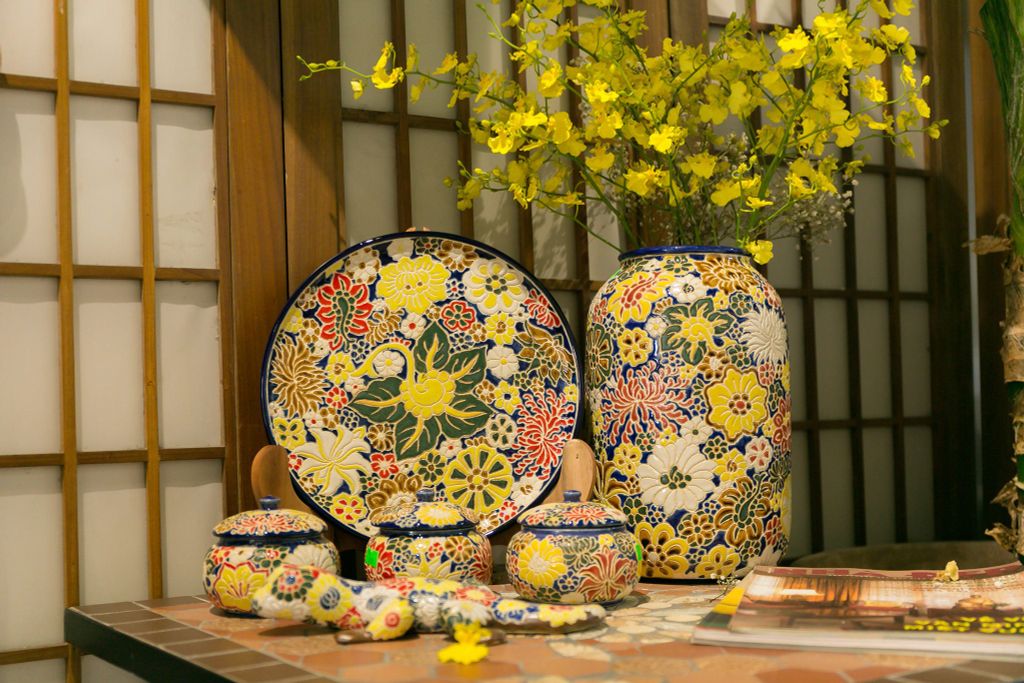 Gốm mỹ nghệ Nam bộ trong không gian quán cafe được thiết kế theo phong cách Indochine