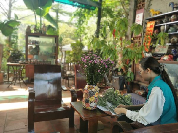 Một ngày ở Vườn | Cắm hoa bằng bình mỹ nghệ Nam bộ khắc Bách Hoa thủ công