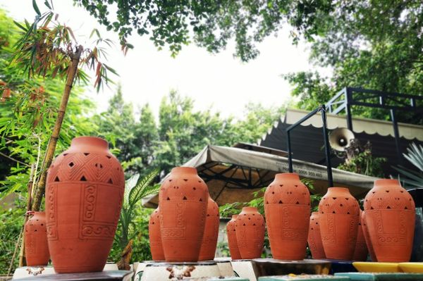 Gốm và Kiến trúc | Bình gốm thủ công ứng dụng trang trí trong dự án NovaHills Mũi Né, Resort & Villa