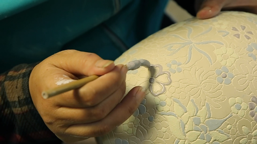 Q&A | Chấm men màu trên bình gốm khắc Bách Hoa thủ công - gốm mỹ nghệ Nam bộ