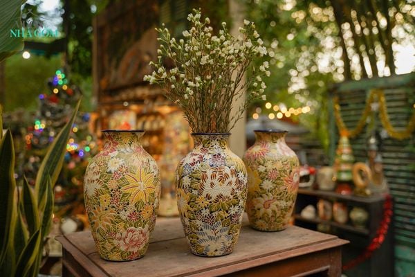 Khi sở hữu một bình gốm vuốt tay có hoa, thì có cần mua thêm hoa ngày Tết?
