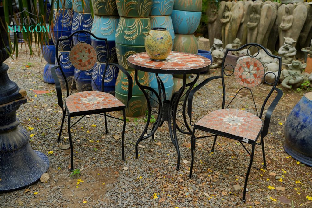 Một buổi chiều cùng bộ bàn ghế gốm mosiac, trang trí không gian sân vườn